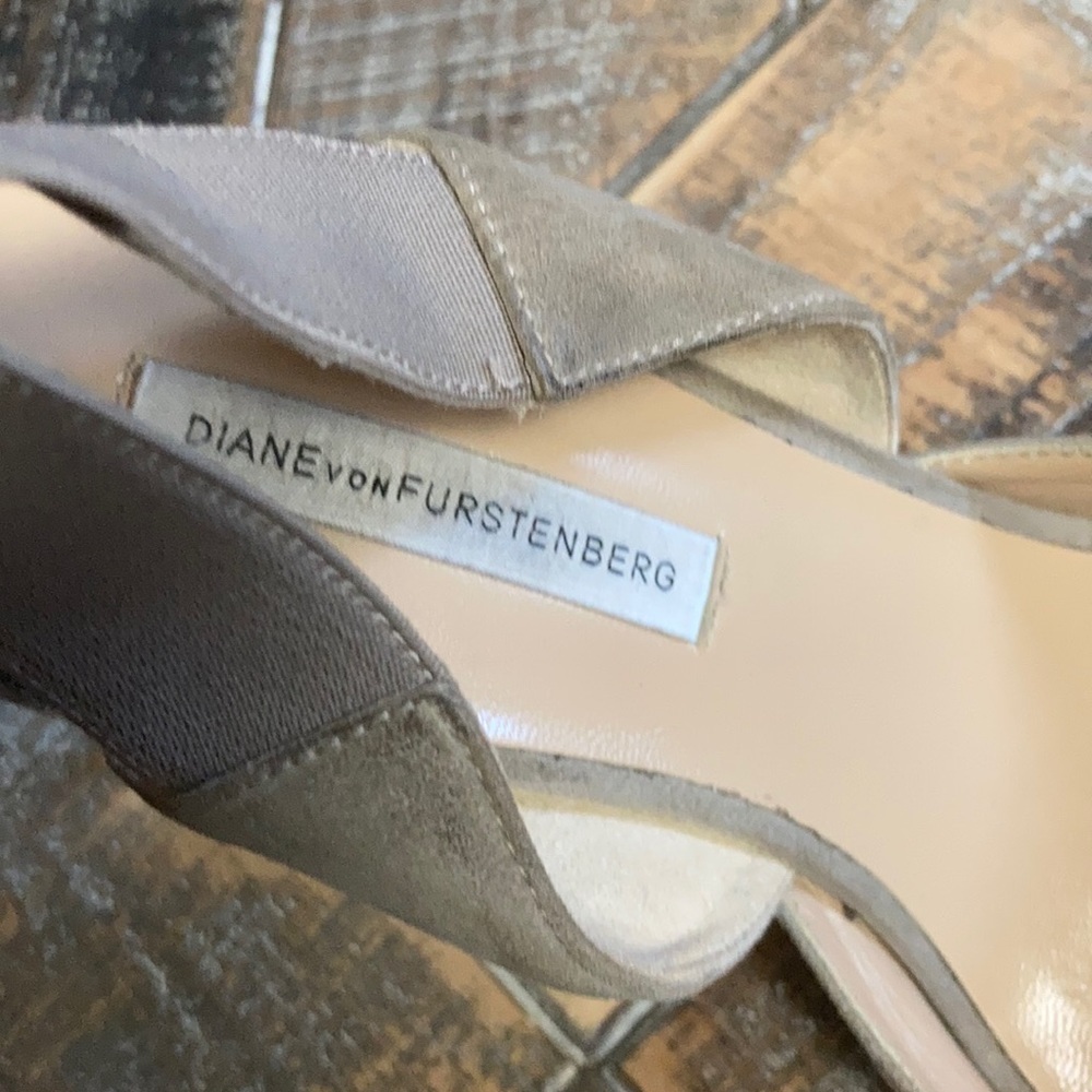 Diane Von Furstenberg Blair suede pumps. Size 8B. - Picture 6 of 7